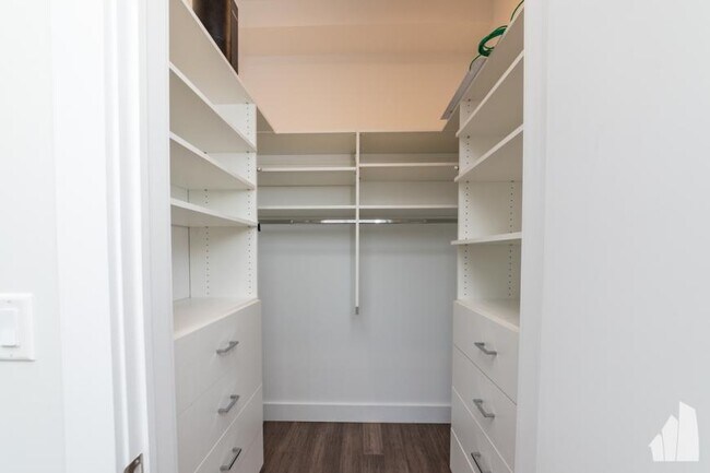 Foto del edificio - 3 bedroom in Chicago IL 60642