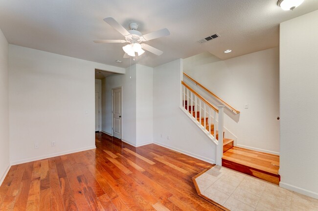 Building Photo - END UNIT IN BEAUTIFUL MISSION PLACE CONVEN...