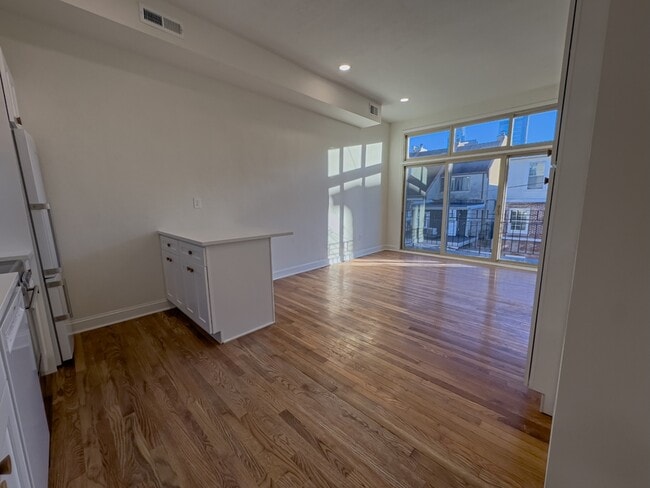 Building Photo - 1934 Green St