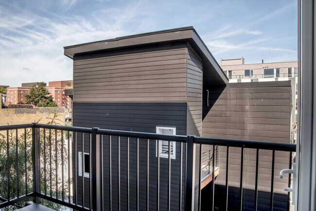 Foto del edificio - 1530 Belmont Ave