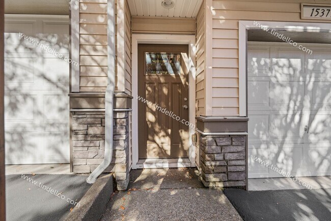 Building Photo - Charming Townhome w/ Fireplace, Balcony & ...