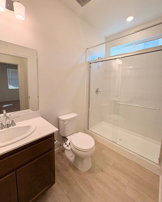 Foto del edificio - 2 WEEKS FREE RENT November Special - Beautiful 2 Story Home Ready To Be Home!