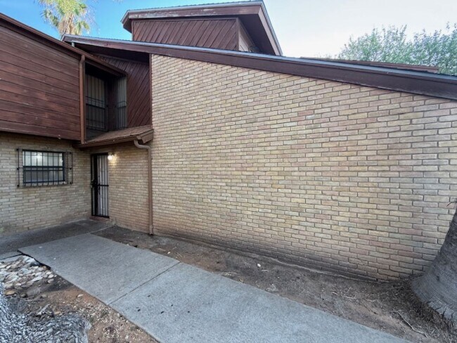 Foto del edificio - Quadrangle Townhome