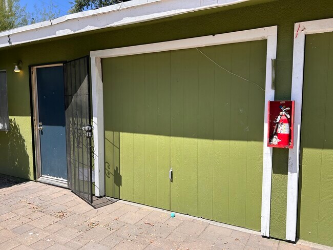 Parte frontal de la unidad - 1964 E Cooley Ave