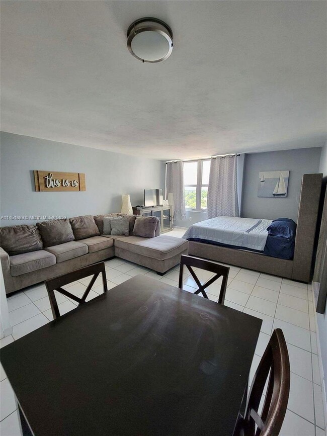 Building Photo - 2899 Collins Ave