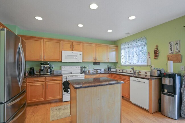 Building Photo - Move-in ready 4BR/3.5BA in Rock Creek - EV...