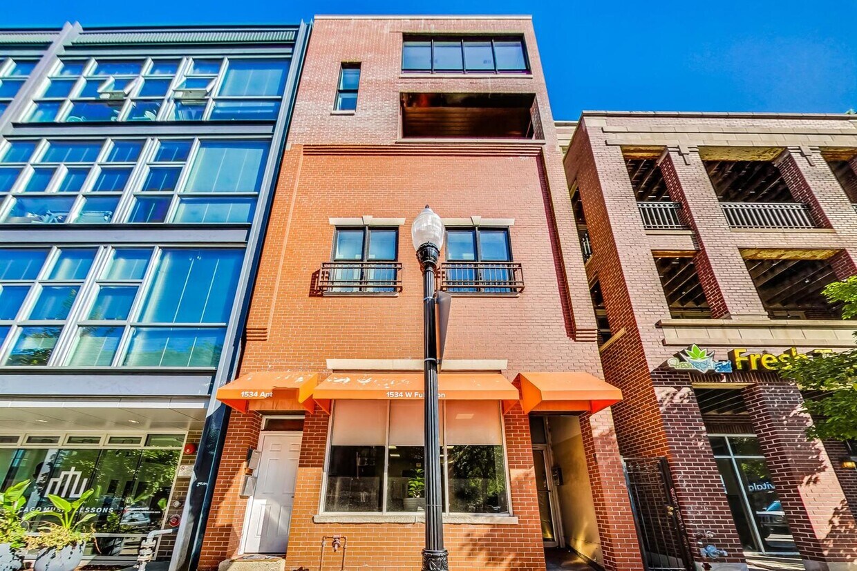 Foto principal - 1534 W Fullerton Ave