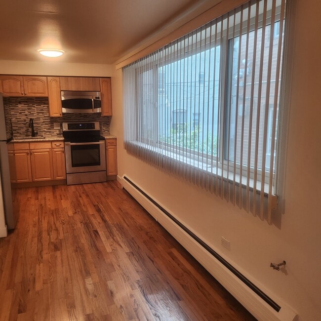 Building Photo - 985 N Corona St