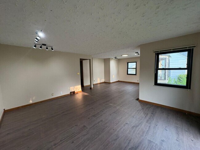 Building Photo - 3 Bedroom 1-bathroom