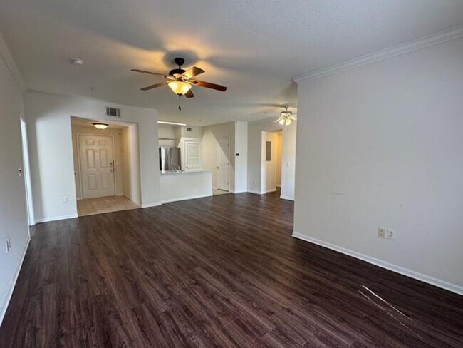 Building Photo - 3 Bedroom Top Floor Condo in Downtown Cele...