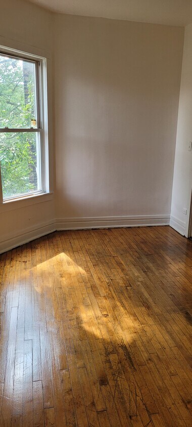 Bedroom - 653 N Christiana Ave