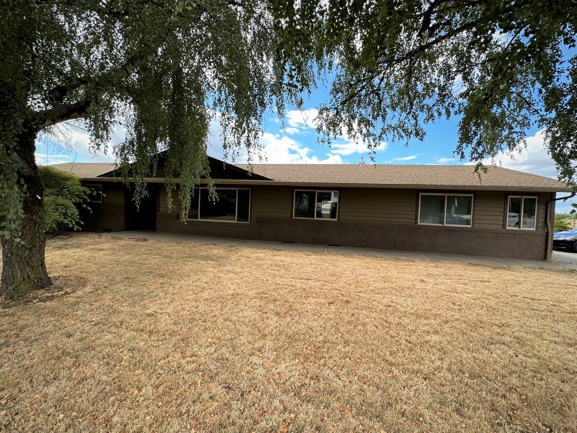 Primary Photo - 17155 SW Elsner Road ~ Country Living, Clo...
