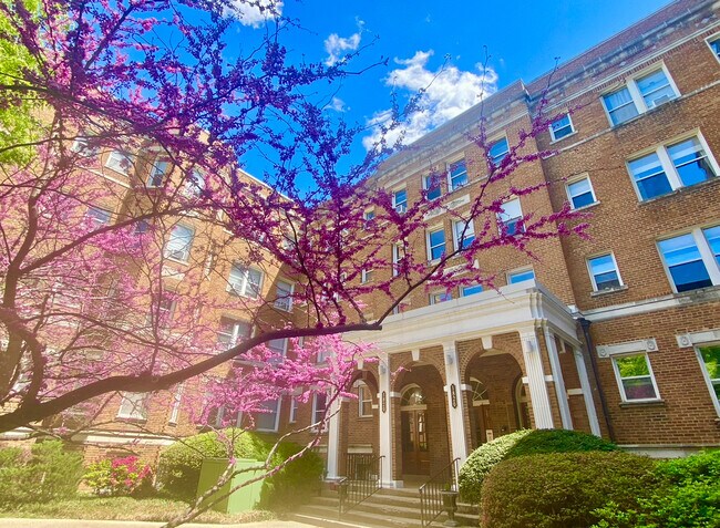 Foto del edificio - 1820 Clydesdale Pl NW