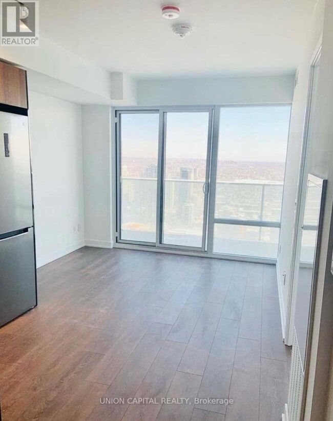 Building Photo - 501 Yonge St