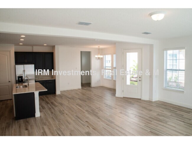 Foto del edificio - 3 bed 2.5 bath townhome 2 car garage
