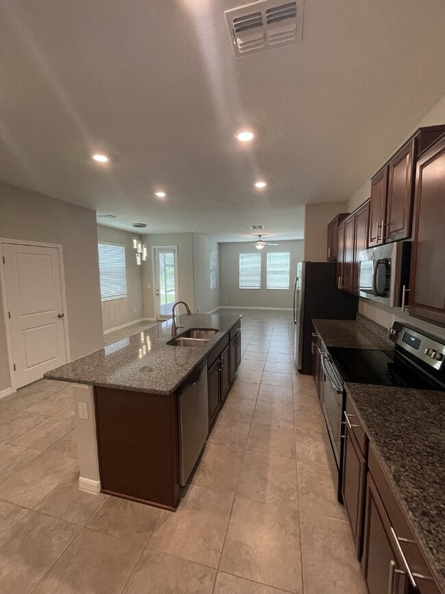 Foto del edificio - "Charming 3-Bedroom Wesley Chapel Home with Granite Finishes & Spacious 1,807 Sq Ft great Layout....
