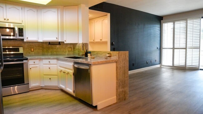 Building Photo - Resort style living - 2 Bd/2Ba 1,100 SqFt Condo
