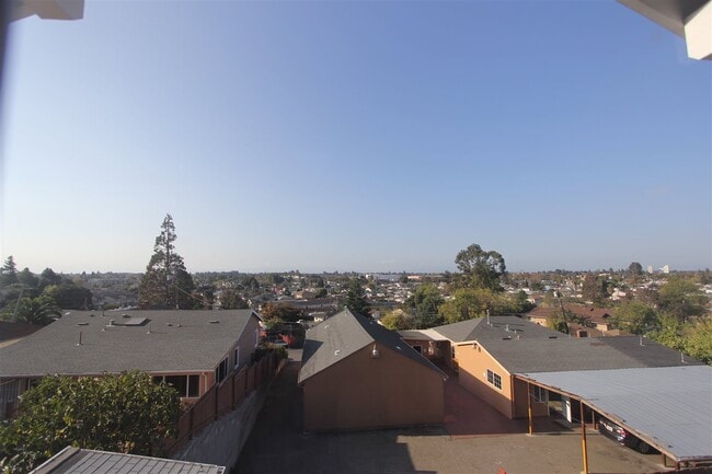 Building Photo - 15667 Liberty St