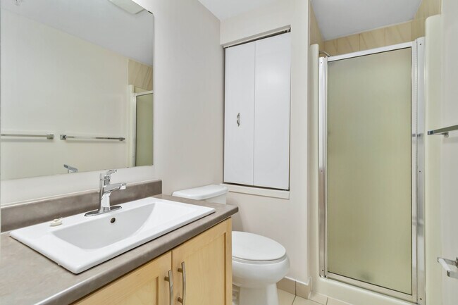 Photo du bâtiment - 2 Bed, 2 Bath Apartment - Dartmouth - Clos...