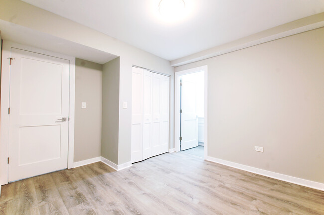 Building Photo - Gut Rehab 8 unit walk up in West Loop!