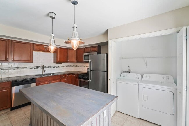 Building Photo - 130 Van Dam St