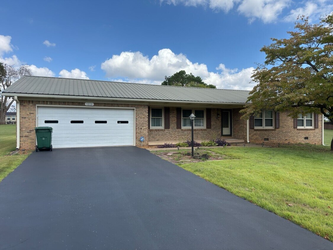 Foto principal - Spacious three bedroom, two bathroom with ...