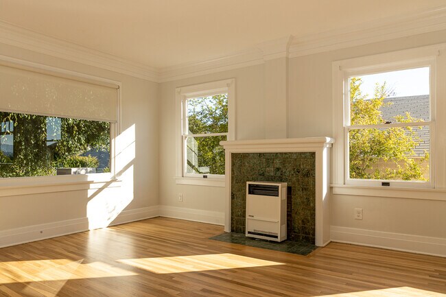 Building Photo - 1633 Edgecliffe Dr