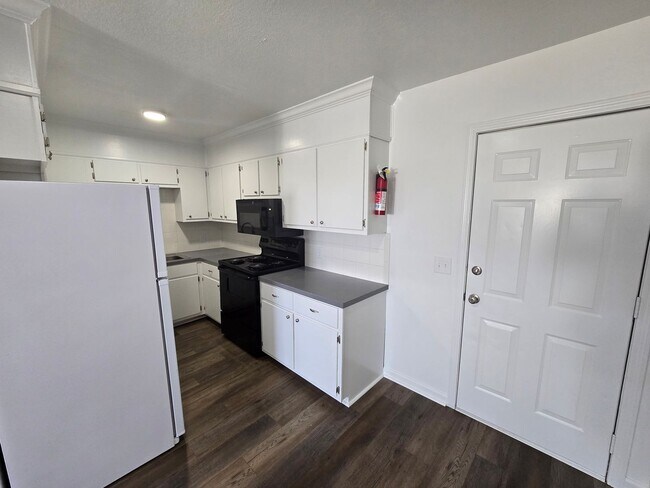 Foto del edificio - Newly Remodeled 2 Bed/1.5 Bath Apartment i...