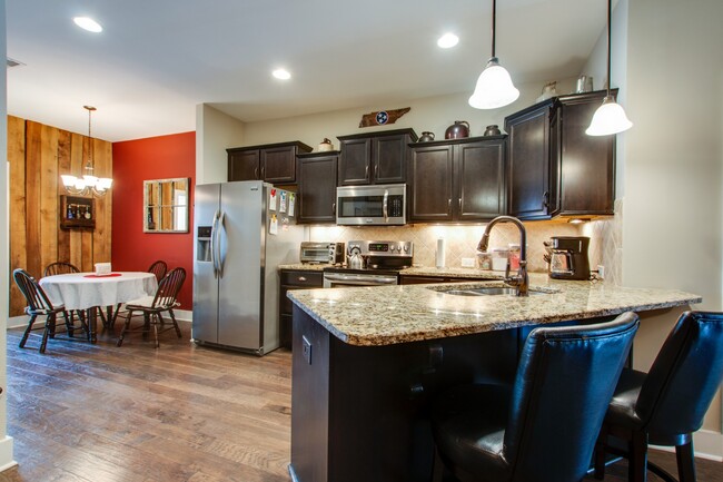 Cocina con comedor formal - 1632 Shadow Green Dr
