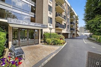 Building Photo - 130 Colonial Pkwy