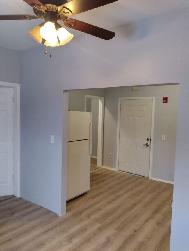Foto del edificio - 3 Bedroom Apartment w Free Heat