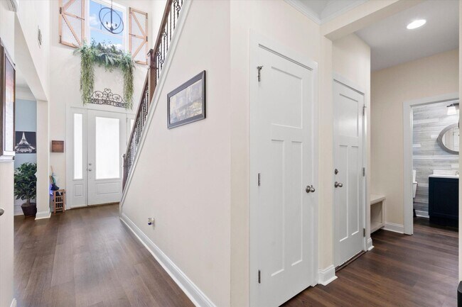 Foto del edificio - Beautiful 4-Bedroom Home with Fenced Yard ...