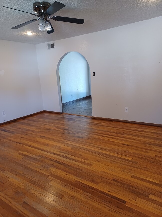 Building Photo - 601 Prairieview Dr