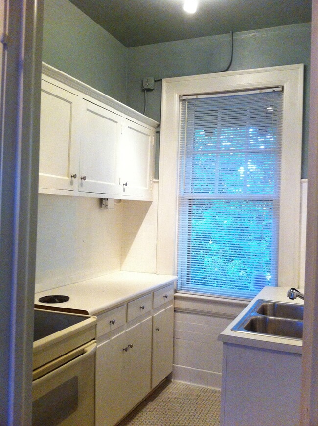 Kitchen - 1857 S Hull St