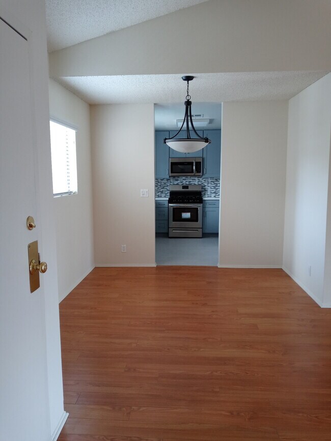 Building Photo - 12840 Moorpark St