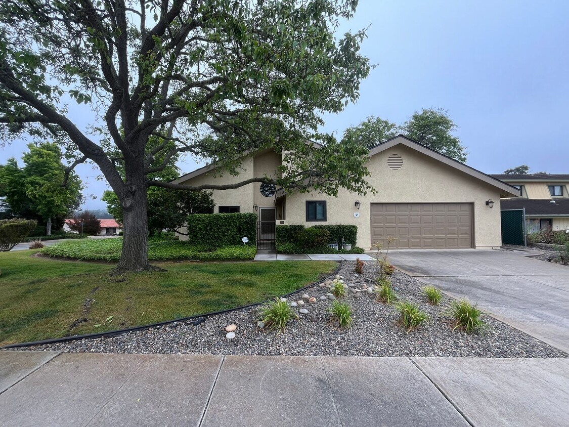 Primary Photo - Exceptional Custom Home in Orcutt