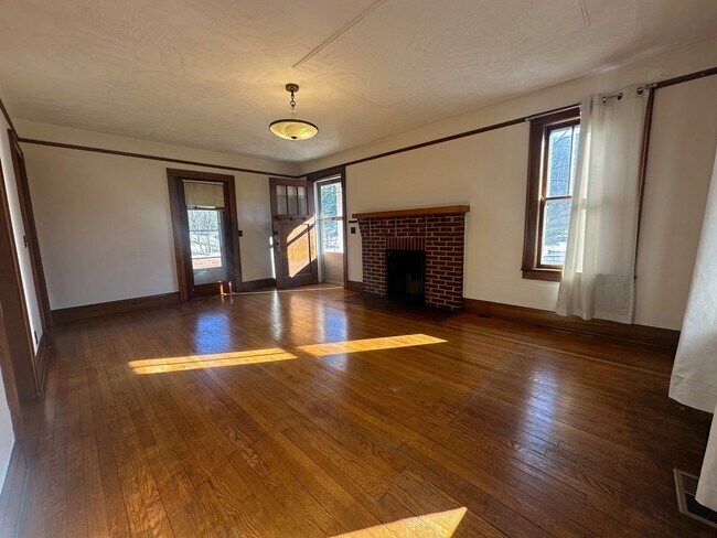 Foto del edificio - 3 Bedroom / 1.5 Bath Brick Home on 1.4 Acres  Blountville TN