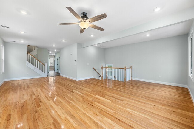 Building Photo - 184 W 49th St