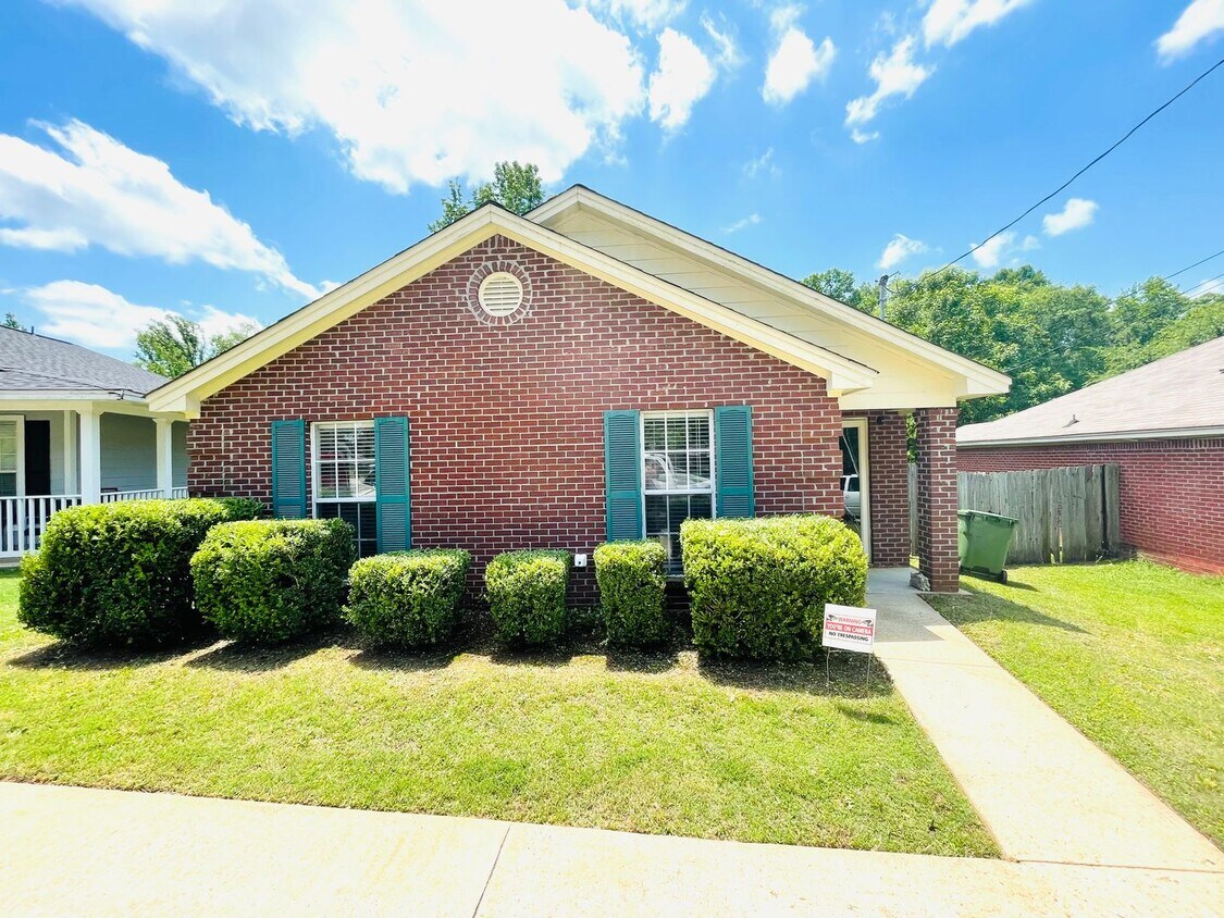 Primary Photo - ** 3 Bed 2 Bath Located off Taylor road **...