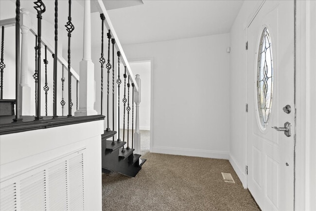 Building Photo - Room in House on Carlton Ave