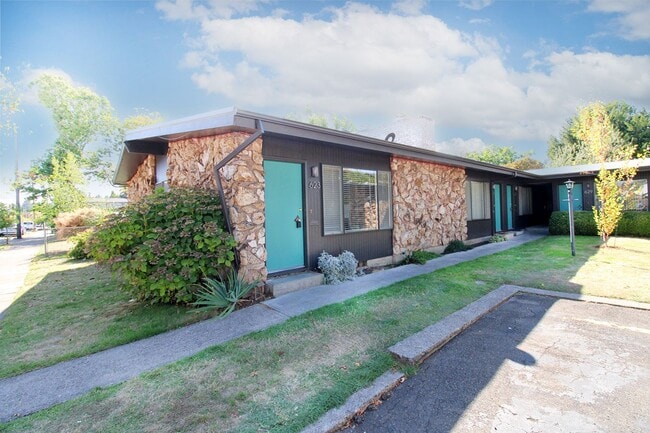 Building Photo - 631-631 NE 74th Ave