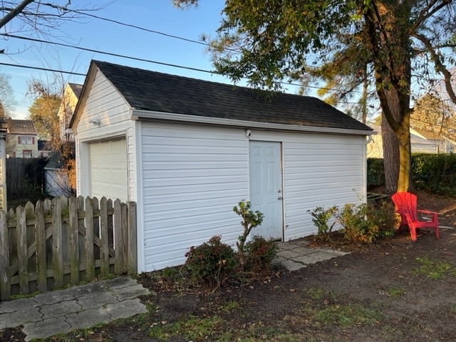 Detached garage - 411 Sussex Dr