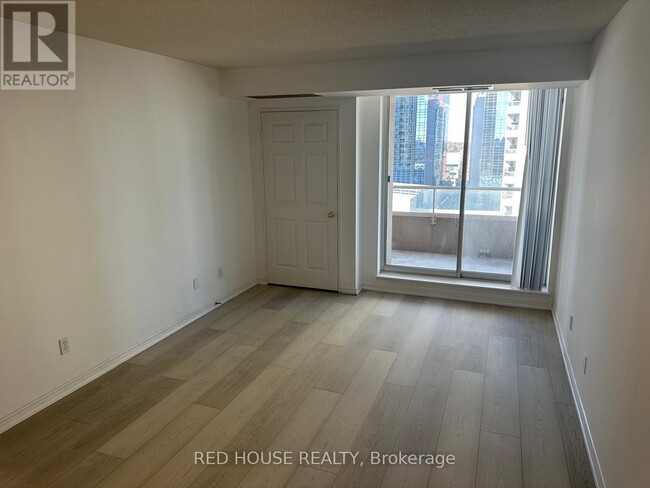 Building Photo - 35-1635 Empress Ave