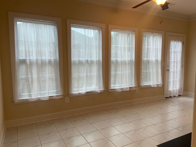 Building Photo - 3 Bedroom, 2 Bathroom Townhome in Winston-...
