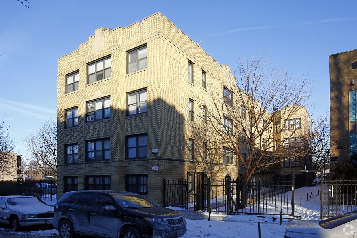 Primary Photo - 8209 S Ellis Ave