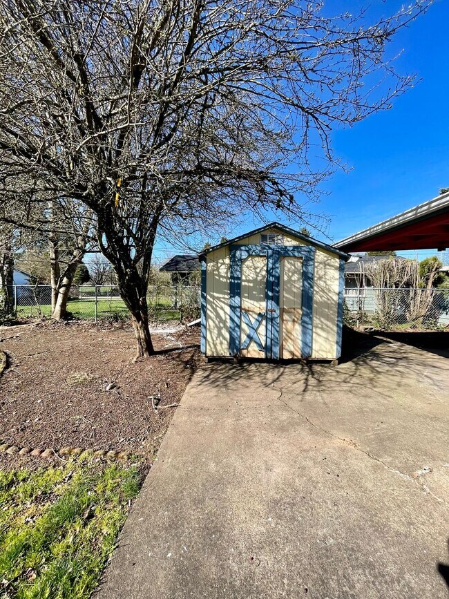 Foto del edificio - 11726 NE Russell ** Wonderful House with L...