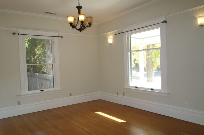 Foto del edificio - Charming 1910 Winters Home – 3 Bed, 2 Bath – Steps from Historic Downtown