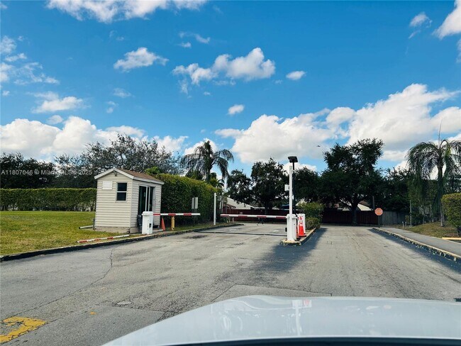 Foto del edificio - 8720 N Sherman Cir