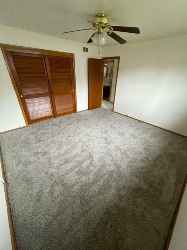 Foto del edificio - Charming & Bright 2-Bedroom Apartment in Milwaukee's Fairview Neighborhood!
