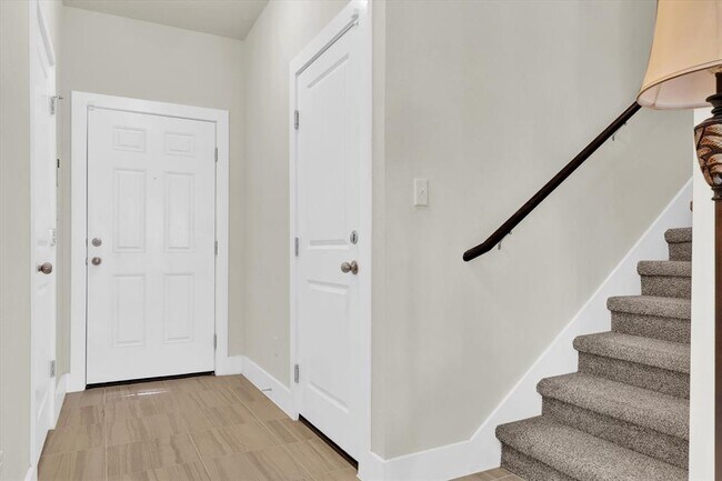 Building Photo - 433 White Steppe Way
